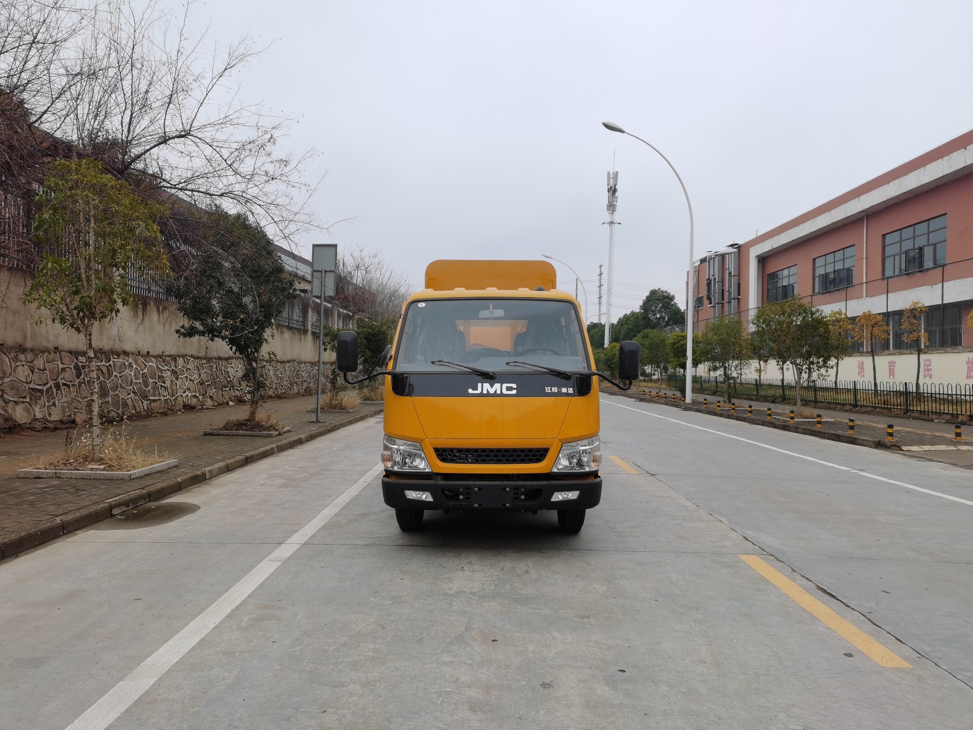 江鈴一級(jí)翻轉(zhuǎn)防撞緩沖車帶屏幕(配曼力西防撞緩沖包)